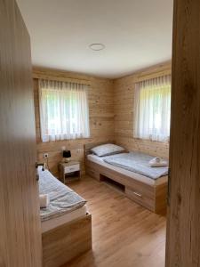 拉什科Family Bungalow Glamping Laško的小木屋内带两张床的房间