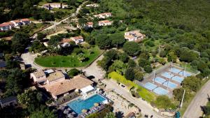 维琪奥港U皮尔露酒店的享有带游泳池的房屋的空中景致