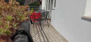滕诺Garda View Guest House的庭院里摆放着一组椅子和一张桌子