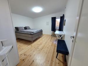 ÅsaVilla Lotta的客厅设有床铺和木地板