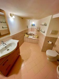 CollestatteMARMORE HOUSE的浴室配有盥洗盆、卫生间和浴缸。