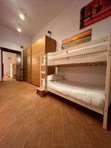 CollestatteMARMORE HOUSE的铺有木地板的客房内设有两张双层床。
