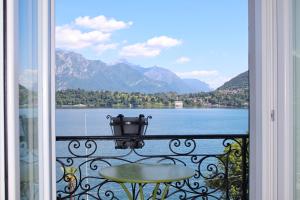 格里安泰卡德纳比亚Royal Cadenabbia的享有湖泊和山脉美景的阳台。