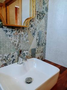 加利扎诺Pura Agro Vida的浴室内铺有瓷砖,配有白色水槽。