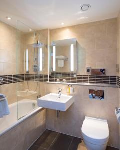 法纳姆Bush Hotel Farnham的一间带水槽、卫生间和淋浴的浴室