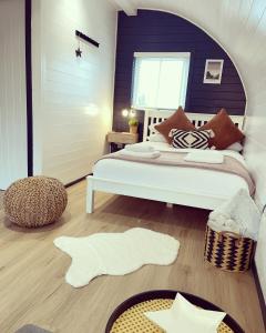 威廉堡Apex Studio Pod & Jacuzzi Bath的卧室配有白色的床和窗户。