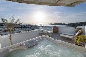 帕罗奇亚日落景观酒店的房屋阳台的热水浴池