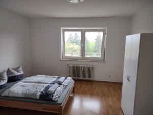 雷根斯堡Domblick Regensburg的白色的卧室设有床和窗户