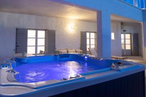 帕罗奇亚日落景观酒店的一间客房中间的大蓝色浴缸