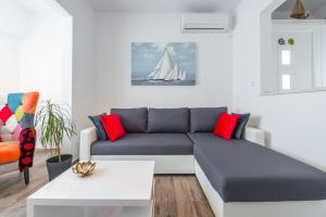 杜布罗夫尼克Apartment Ruzica的带沙发和帆船的客厅