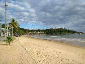 安谢塔Pousada de Ubu的棕榈树和海洋的沙滩