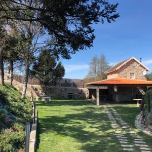 VilarQuinta Lourenca - Vila do Conde的一座花园,花园内有石头建筑和草地庭院