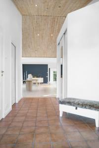 巴斯塔德Luxury three-bedroom modern family home in Båstad的开放式客厅设有木制天花板和长凳