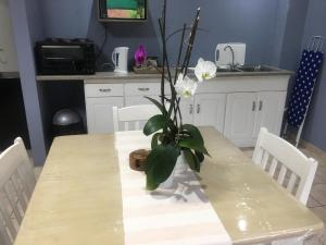 鲁德普特Rest Assured的一张桌子,上面有白色花瓶