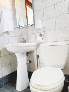 卡利塞亚-豪客迪克斯Kallithea Central Residence的浴室配有白色卫生间和盥洗盆。