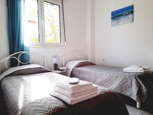卡利塞亚-豪客迪克斯Kallithea Central Residence的一间卧室配有两张带毛巾的床