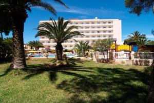 埃斯卡纳Invisa Ereso All Inclusive的棕榈树酒店和度假村