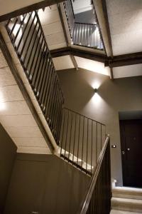 的里雅斯特Casa Romano Suites的金属栏杆建筑中的楼梯