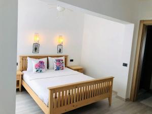 达特恰Datça Gül Apart的一间卧室配有一张带鲜花的大床