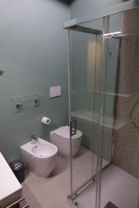 帕尔马La dimora Blu的带淋浴、卫生间和盥洗盆的浴室
