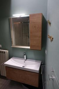 帕尔马La dimora Blu的浴室设有白色水槽和镜子