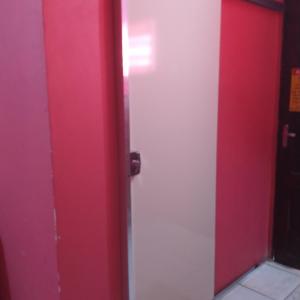 圣塔伦Guaraná da Cláudia的室内的红色和白色门