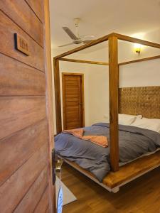 芭环礁Island Zephyr的一间卧室配有一张木架床