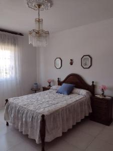 格罗韦Apartamento en San Vicente de O Grove的一间卧室配有一张带蓝色枕头的床