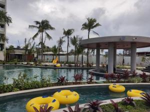 萨利诺波利斯Salinas Premium Resort的水中黄色充气剂的度假胜地的游泳池