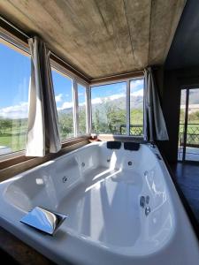 圣哈维尔SOLSALI Cabaña moderna的窗户客房内的白色大浴缸