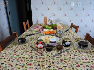 本图贡萨尔维斯Recanto Nonna Lourdes - Vale dos Vinhedos的一张桌子,上面有餐桌布,上面有食物