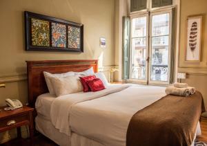 圣地亚哥Hotel Casa Zañartu的一间卧室设有一张大床和一个窗户。