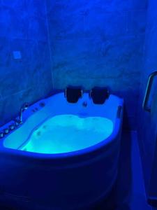 乌马考Palmas View Premium 6的浴室配有带太阳镜的浴缸。