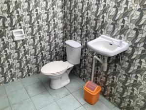 锡帕莱HFA Bldg的一间带卫生间和水槽的浴室