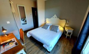 Mourèze莱斯豪特斯莫雷兹酒店的一间小卧室,配有一张床和一张桌子