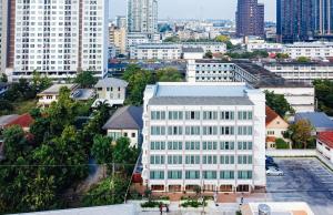 曼谷VST Punnawithi - SHA Certified的城市白色建筑的空中景观