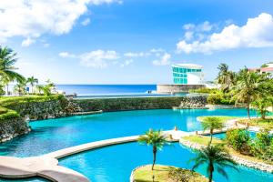 塔穆宁RIHGA Royal Laguna Guam Resort的享有天堂度假村的游泳池景致