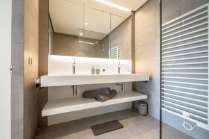 卢森堡Lux City Hamilius - Modern & Spacious Apart w/View的一间带水槽和镜子的浴室