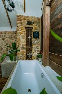 贡布Green Valley Veal Pouch的带浴缸的浴室和石墙