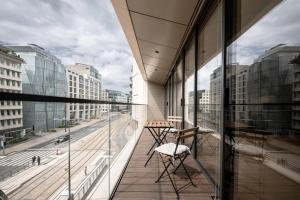 卢森堡Lux City Hamilius - Modern & Spacious Apart w/View的街景阳台的椅子