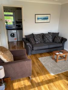邓巴顿Dumbarton With A View的客厅配有沙发和桌子