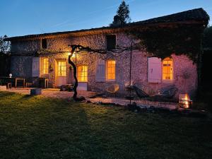 Le FleixMaison des Vignes的夜晚有灯的石头房子