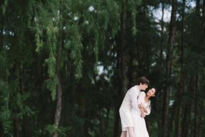 丽贝岛阿当岛度假村的站在森林前的新娘和新郎