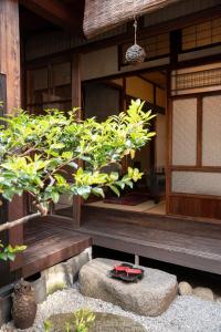 大阪ゲストハウス君彩家 kimidoriya的一座日本房子前面有植物