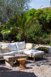 圣特罗佩Lou Cagnard的庭院里的白色沙发和茶几