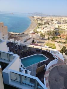 卡沃内拉斯Hotel Carboneras Cabo de Gata by MIJ的享有带游泳池和海滩的度假村的空中景致