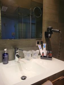 卡沃内拉斯Hotel Carboneras Cabo de Gata by MIJ的浴室的柜台配有带镜子的盥洗盆