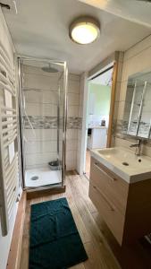 勒克罗图瓦VENT MARIN的带淋浴和盥洗盆的浴室