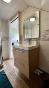 勒克罗图瓦VENT MARIN的一间带水槽和镜子的浴室