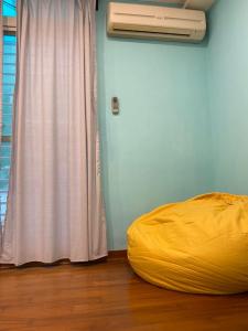 台南旺斯民宿的靠窗的房间的一张床